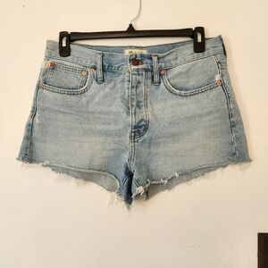 🌸Madewell relaxed fit light wash denim cut off shorts Size 28